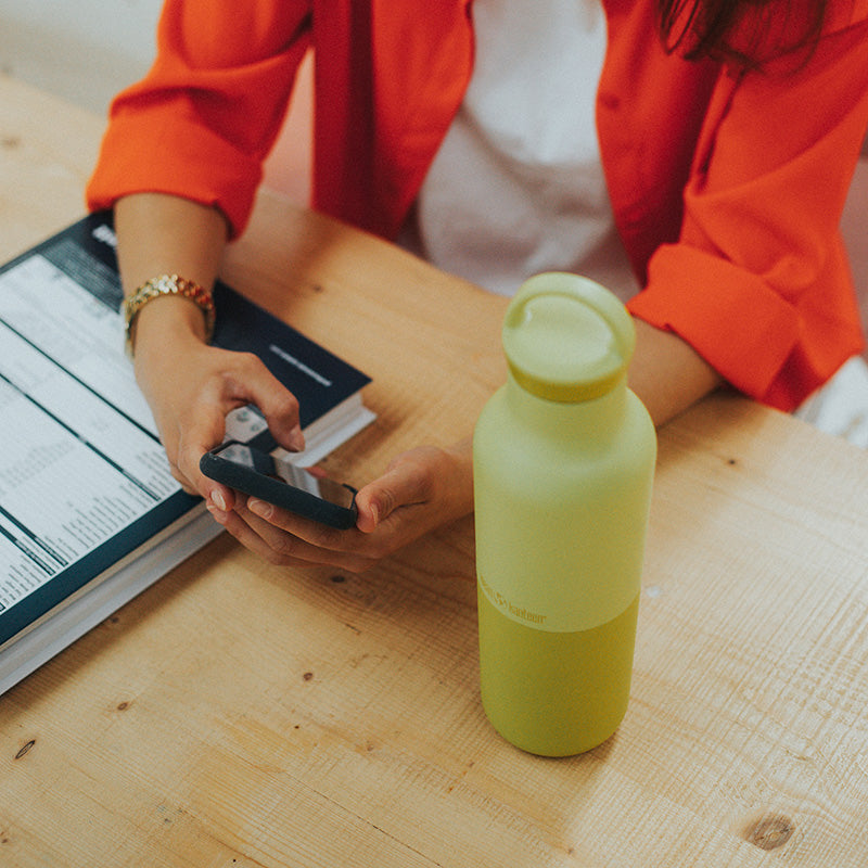 20oz-rise-classic-with-arch-loop-cap-r3 20oz_rise_classic_insulated_bottle_acacia_worker_phone_square.jpg