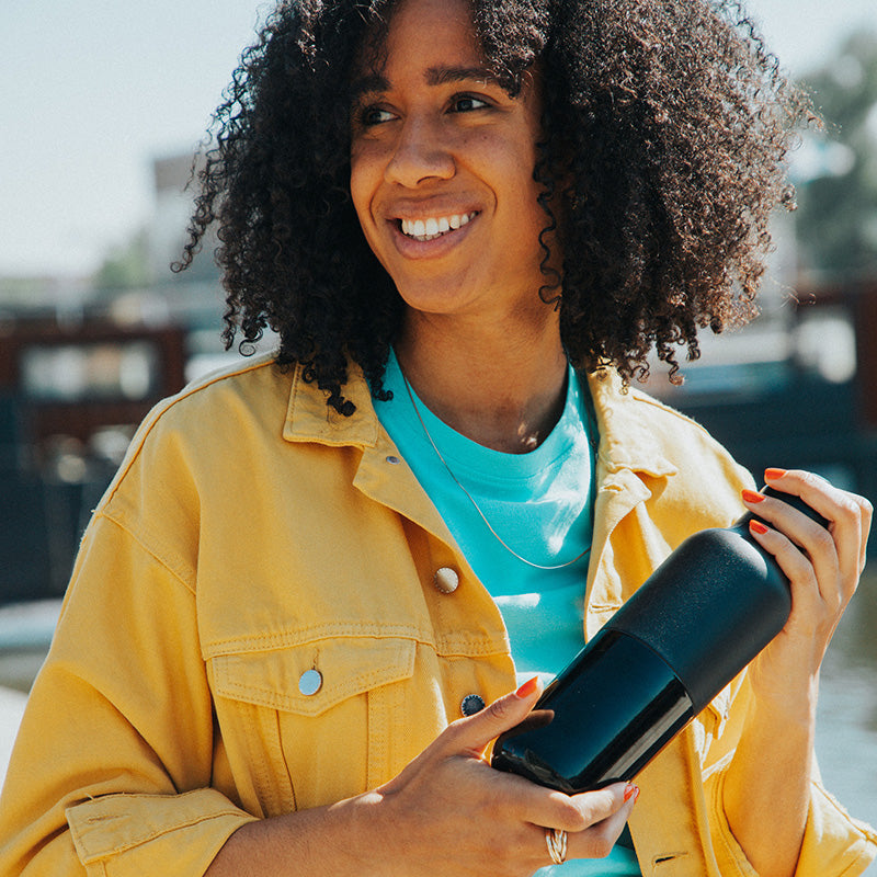 20oz-rise-classic-with-arch-loop-cap-r3 20oz_rise_classic_insulated_bottle_black_woman_smile_square.jpg
