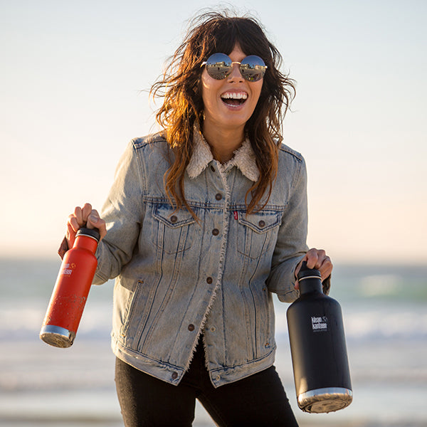 64oz-classic-with-loop-cap-i6 64oz_insulated_classic_black_beach_smile_square.jpg
